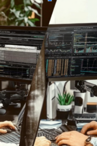 Dos personas utilizando brokers.