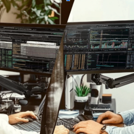 Dos personas utilizando brokers.