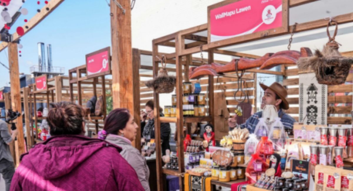 Trabajadores y artesanos en la Feria de emprendedores.