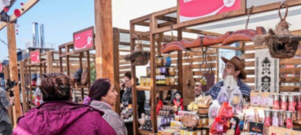 Trabajadores y artesanos en la Feria de emprendedores.