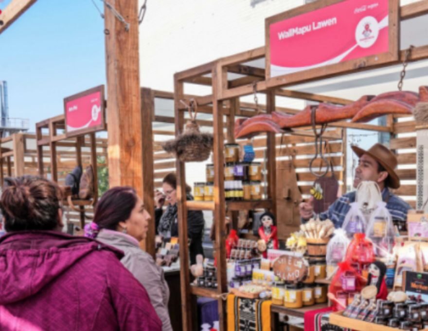 Trabajadores y artesanos en la Feria de emprendedores.