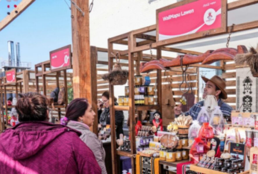 Trabajadores y artesanos en la Feria de emprendedores.