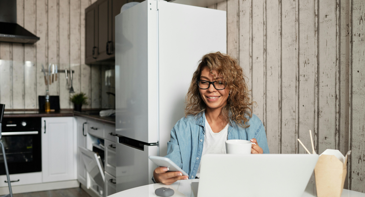 Mujer comprando refrigeradores en el Cyberday 2025.