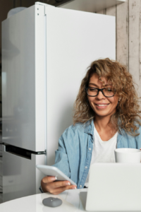 Mujer comprando refrigeradores en el Cyberday 2025.