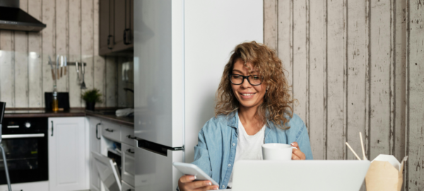Mujer comprando refrigeradores en el Cyberday 2025.