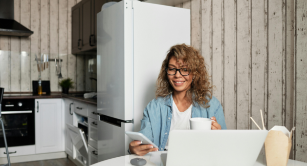 Mujer comprando refrigeradores en el Cyberday 2025.