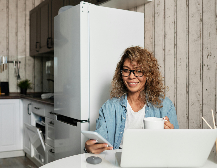 Mujer comprando refrigeradores en el Cyberday 2025.
