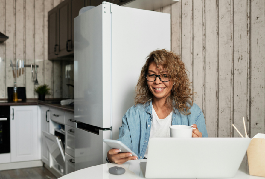 Mujer comprando refrigeradores en el Cyberday 2025.