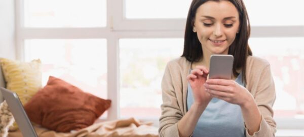 Mujer usando una plataforma de email para marketing.