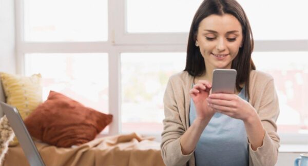 Mujer usando una plataforma de email para marketing.