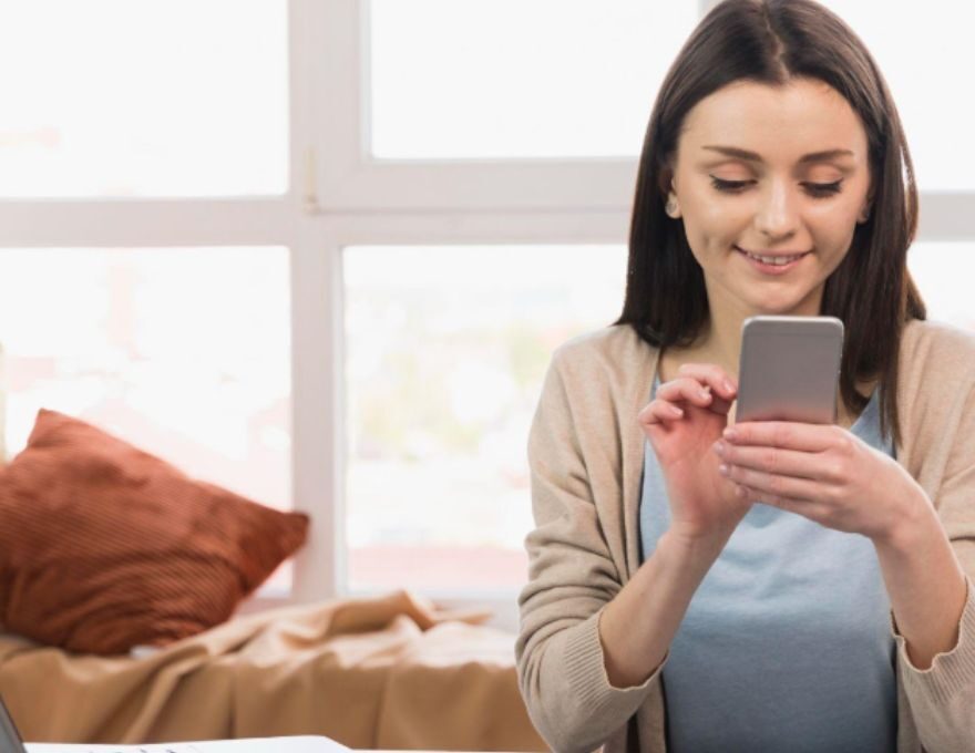 Mujer usando una plataforma de email para marketing.