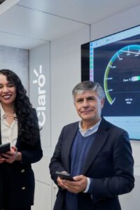 Personas presentando el nuevo 5.5G