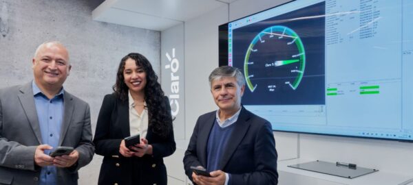 Personas presentando el nuevo 5.5G