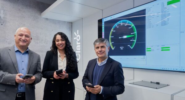 Personas presentando el nuevo 5.5G