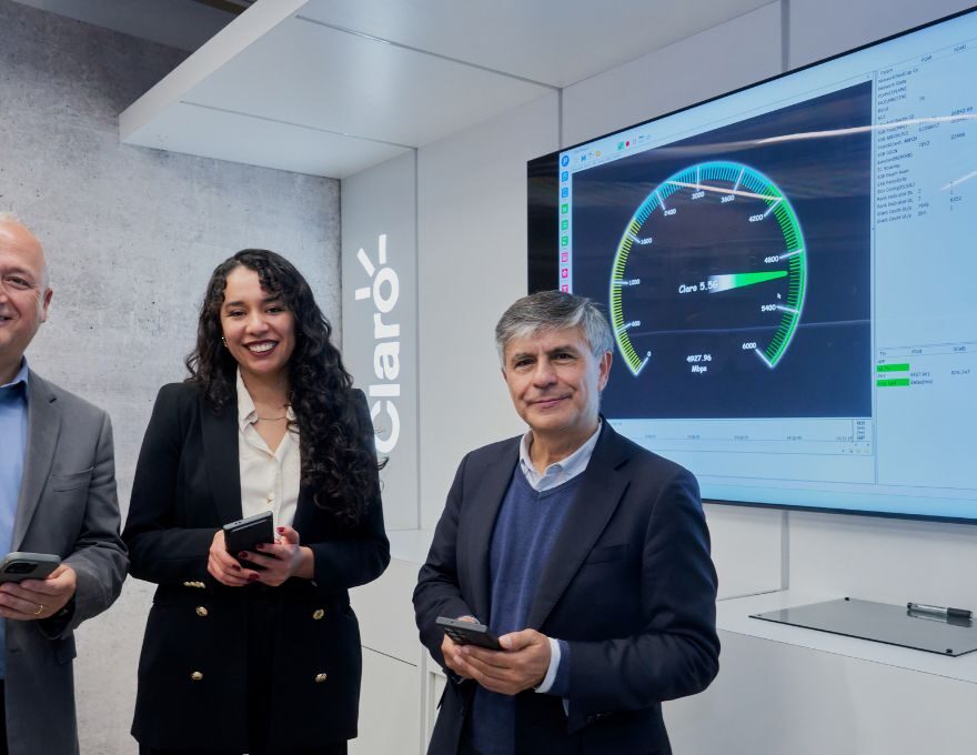 Personas presentando el nuevo 5.5G