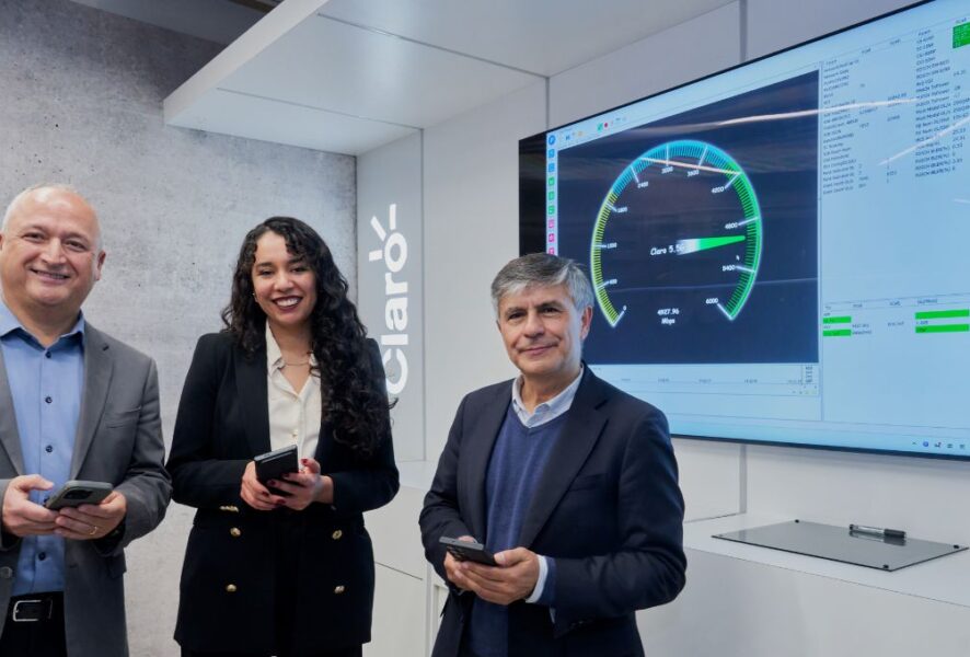 Personas presentando el nuevo 5.5G