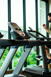 Hombre corriendo en uno de los gimnasios Sportlife que estarán disponibles para este cyber.