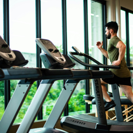 Hombre corriendo en uno de los gimnasios Sportlife que estarán disponibles para este cyber.