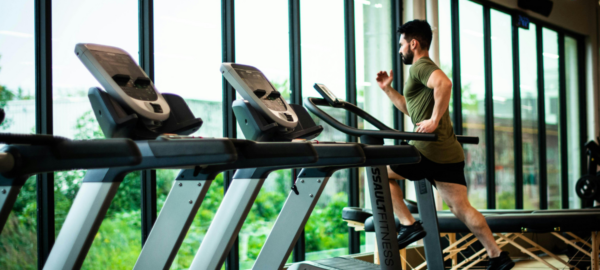 Hombre corriendo en uno de los gimnasios Sportlife que estarán disponibles para este cyber.