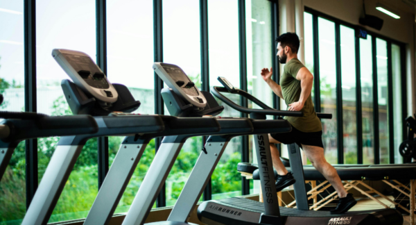 Hombre corriendo en uno de los gimnasios Sportlife que estarán disponibles para este cyber.