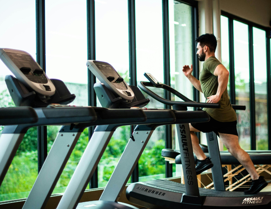 Hombre corriendo en uno de los gimnasios Sportlife que estarán disponibles para este cyber.