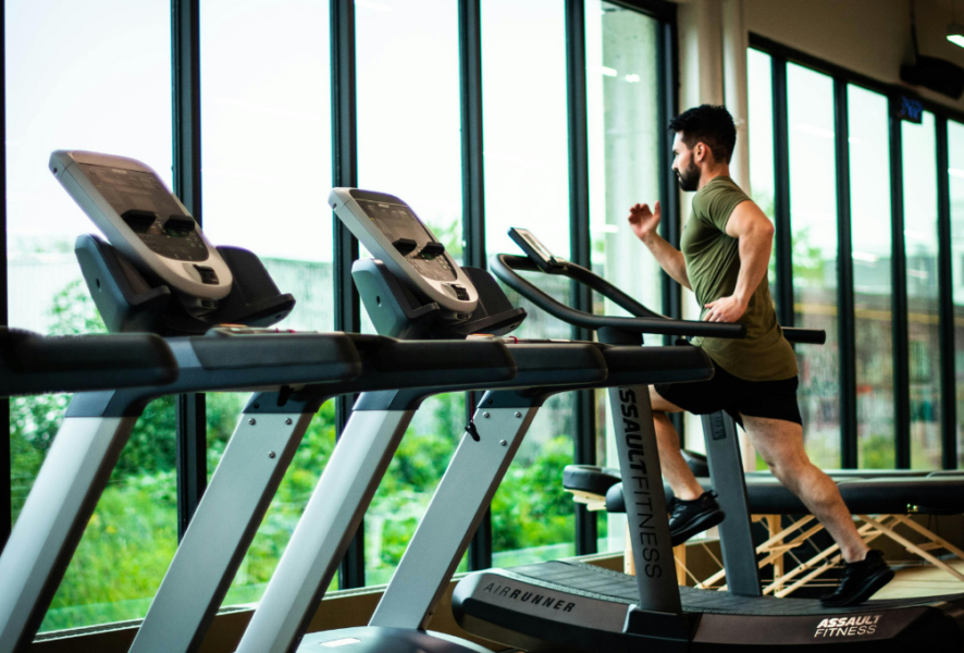 Hombre corriendo en uno de los gimnasios Sportlife que estarán disponibles para este cyber.