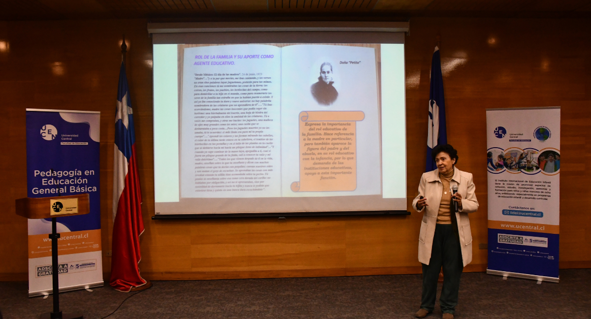 Mujer presentando en el conversatorio sobre Gabriela Mistral en la UCentral.