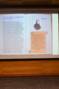 Mujer presentando en el conversatorio sobre Gabriela Mistral en la UCentral.