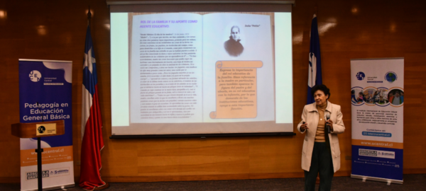 Mujer presentando en el conversatorio sobre Gabriela Mistral en la UCentral.