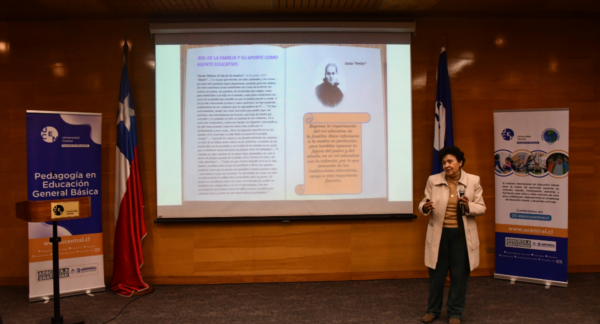 Mujer presentando en el conversatorio sobre Gabriela Mistral en la UCentral.