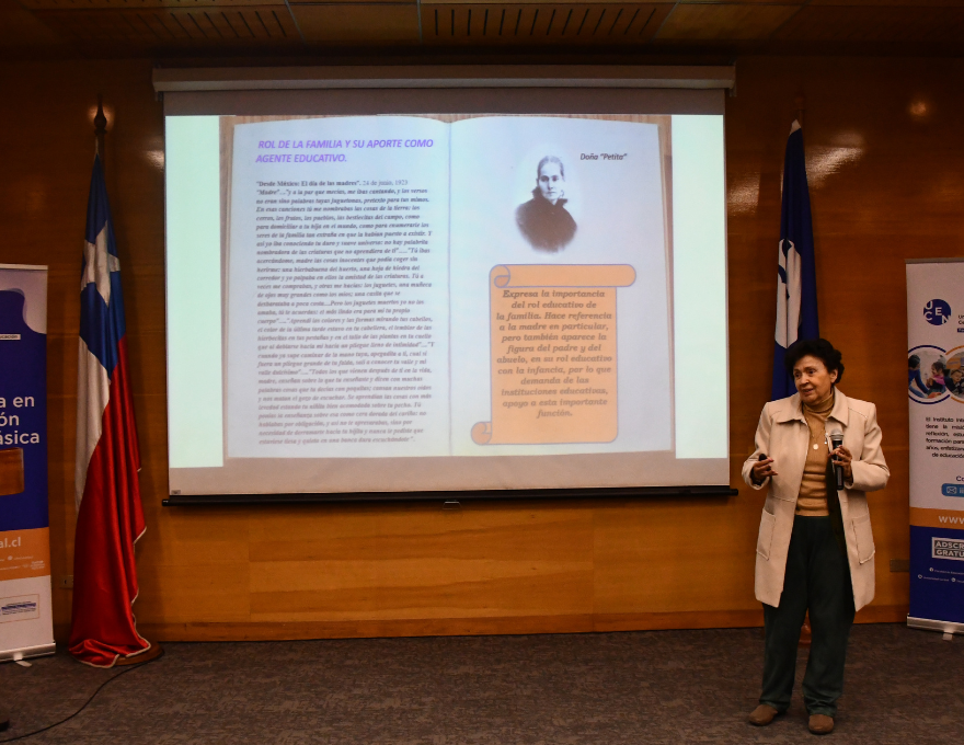 Mujer presentando en el conversatorio sobre Gabriela Mistral en la UCentral.
