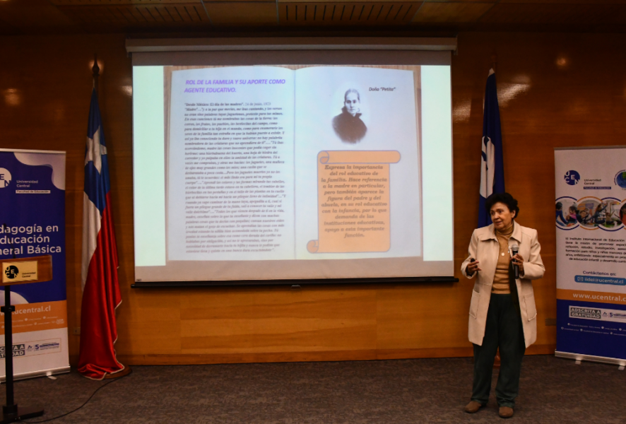 Mujer presentando en el conversatorio sobre Gabriela Mistral en la UCentral.