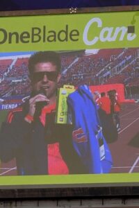 Ricarola promocionando la One Blade.