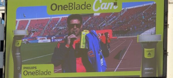 Ricarola promocionando la One Blade.