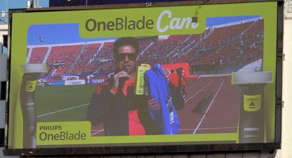 Ricarola promocionando la One Blade.