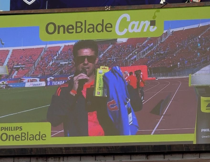 Ricarola promocionando la One Blade.
