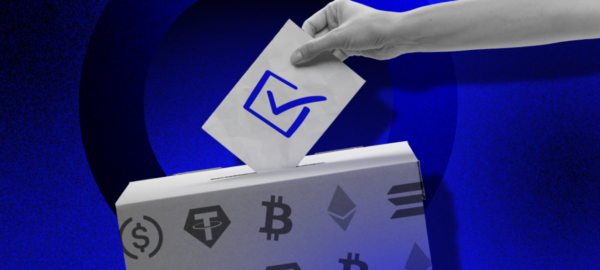 Foto de alguien votando por una campaña electoral que se financió con criptomonedas.