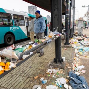 Microbasural en pleno paradero de Estación Mapocho