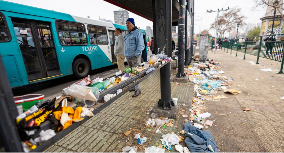 Microbasural en pleno paradero de Estación Mapocho