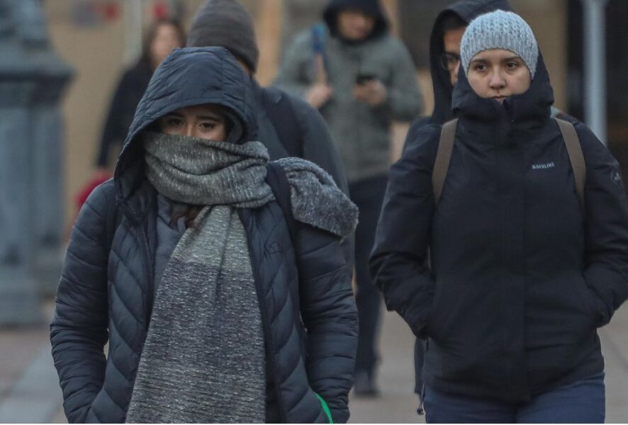 Santiago se prepara para el fin de semana más frío del año y las lluvias que volverán el domingo: mínimas llegarán a los -1°