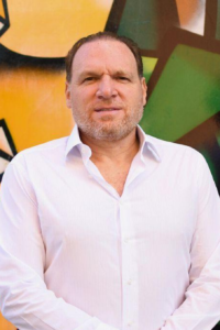 Gabriel Massuh posando como el líder del mercado frutero.