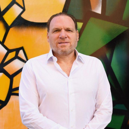 Gabriel Massuh posando como el líder del mercado frutero.