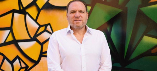 Gabriel Massuh posando como el líder del mercado frutero.