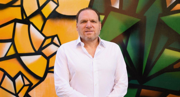 Gabriel Massuh posando como el líder del mercado frutero.