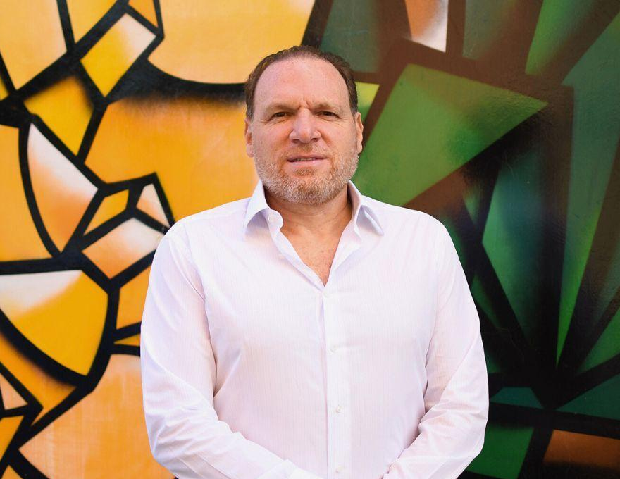 Gabriel Massuh posando como el líder del mercado frutero.