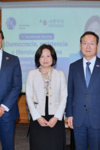 Autoridades celebrando la inauguración de la Primera Academia Sejong.