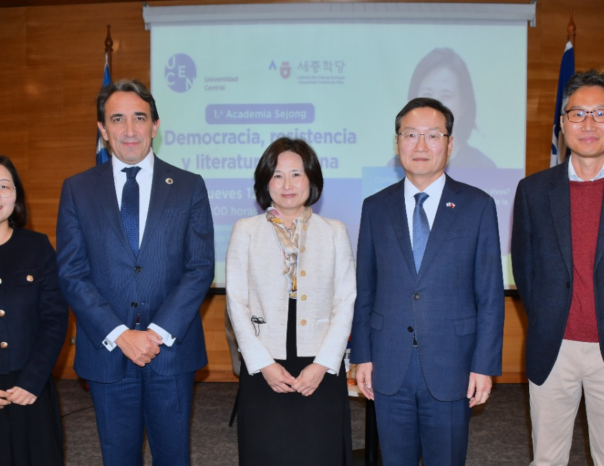 Autoridades celebrando la inauguración de la Primera Academia Sejong.