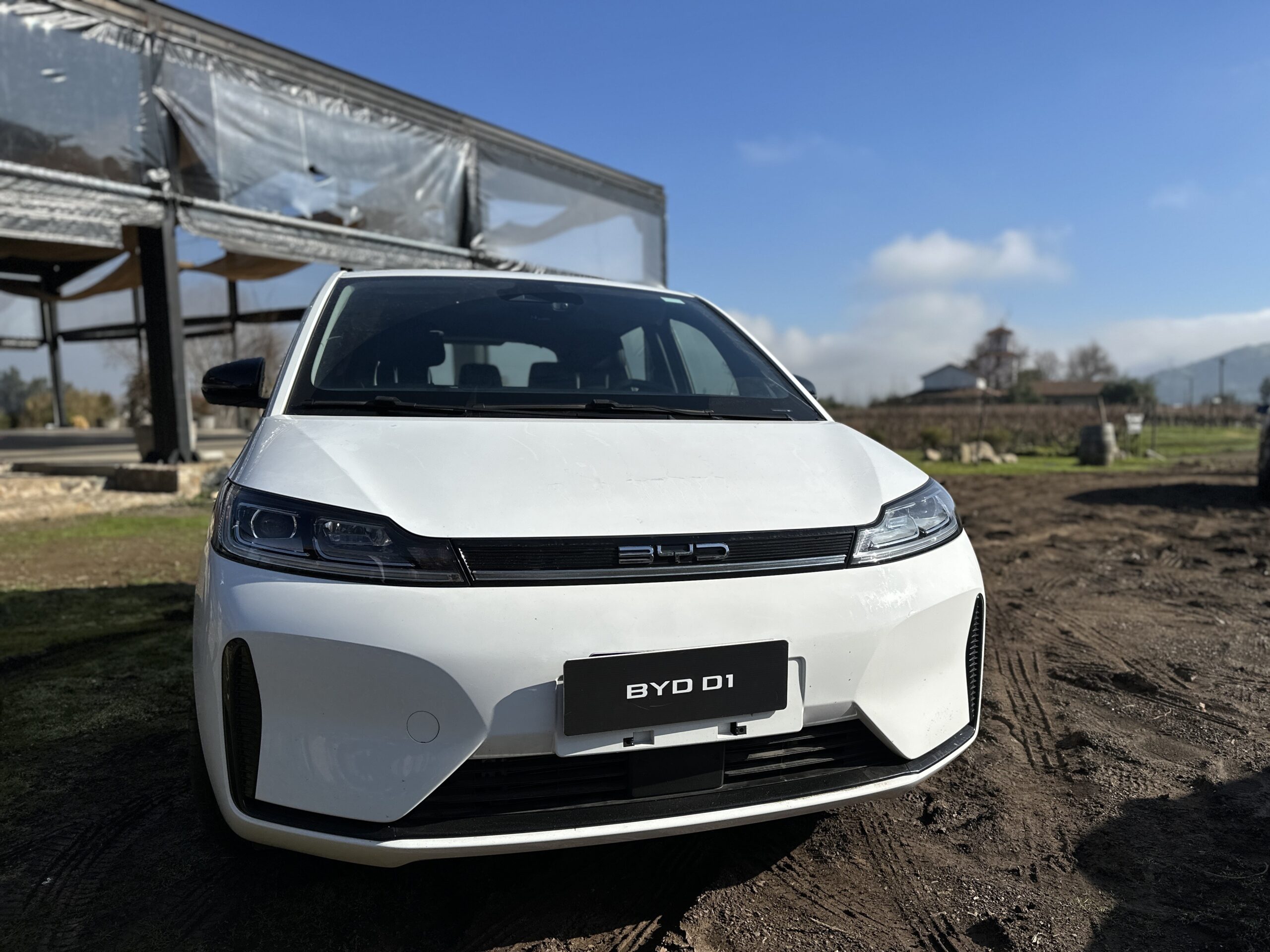 10 autos BYD reforzarán turismo en viñas de Chile