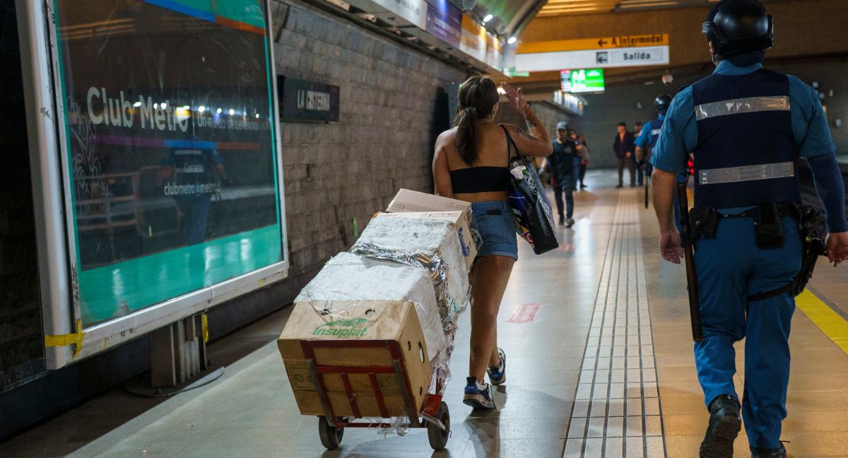 Comercio ambulante sigue presente en el metro