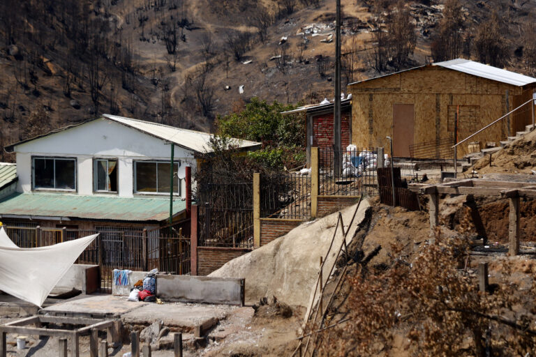 Análisis de la vivienda en Chile entre 2002 y 2024: hacinamiento cayó ...